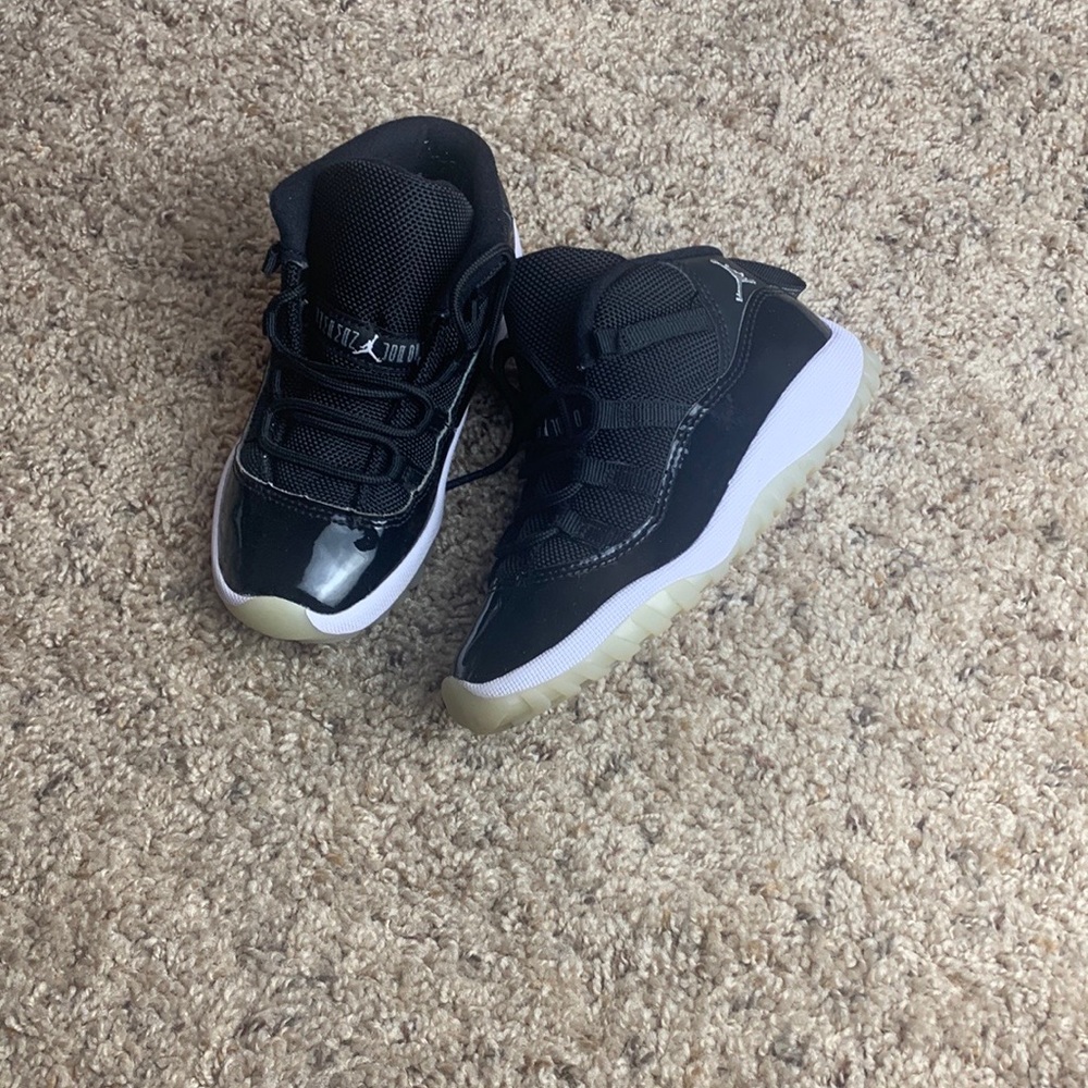 JORDAN 11 RETRO